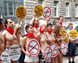 Spanische Botschaft Wien: Nackte protestieren gegen berüchtigtes Stierrennen
