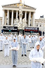 40 VGT-AktivistInnen präsentieren tote Versuchstiere vor dem Parlament