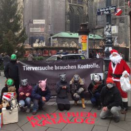Aktivistinnen als Tiere Verkleidet vor Banner und Weihnachtsmann