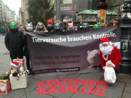 Aktivistinnen als Tiere Verkleidet hinter Banner und Weihnachtsmann