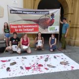 JETZT in Graz Protest gegen Zuchtfasanjagd: tote Fasane in Blutlacke vor Landhaus