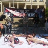 Nackt-Protest vor Landhaus Eisenstadt gegen Aussetzen von Zuchtfasanen zur Jagd