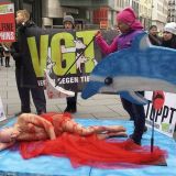 VGT-Protest: Nackter Aktivist als Delfin gegen das Massaker in Japan