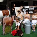 VGT-Aktion zum Tag der Milch in Wien: Menschenfrauen öffentlich gemolken