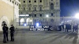 Eine Demogruppe mit Banner am Ring vor dem Heldenplatz