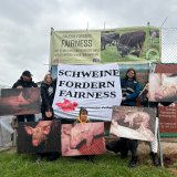 VGT-Demo bei Totschnig-Rede vor 1500 Landwirt:innen in Dorfhalle Pfaffing