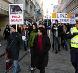 70 TeilnehmerInnen auf Demomarsch durch Linz