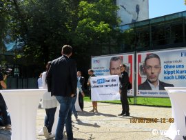 Aktivisten halten ein Banner mit dem Spruch: Die FPÖ hat die Schweine verraten.