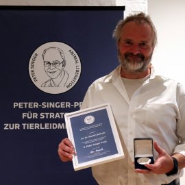 Martin Balluch mit dem Peter Singer Preis